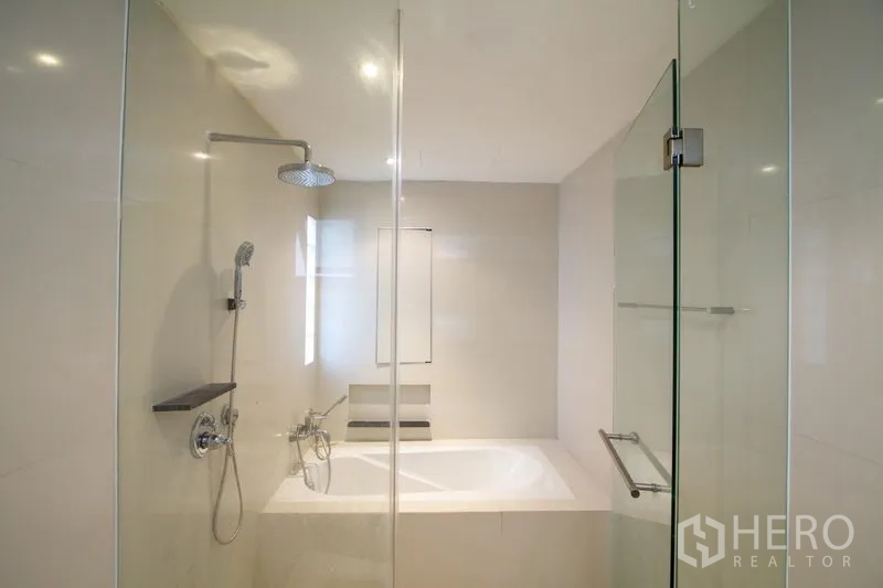 อพาร์ทเมนท์ ให้เช่าในWatthana, Bangkok - ห้องน้ำสมัยใหม่ พร้อมตู้กระจกอาบน้ำ แยกอ่างอาบน้ำ ฝักบัวเรนชาวเวอร์ และกระเบื้องโทนสว่าง