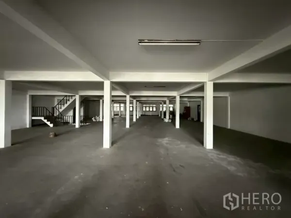 อาคารพาณิชย์ ให้เช่า - ชั้นบนพื้นที่เปิดโล่งขนาดใหญ่ มีเสากลางและบันไดด้านข้าง