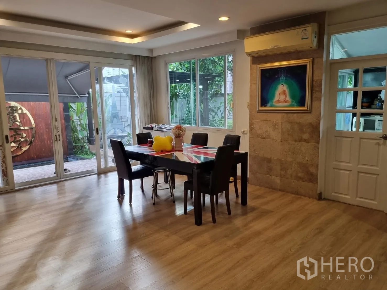 独立式住宅 出租在Bang Kapi, Bangkok - 餐区邻近推拉门，连接露台与花园