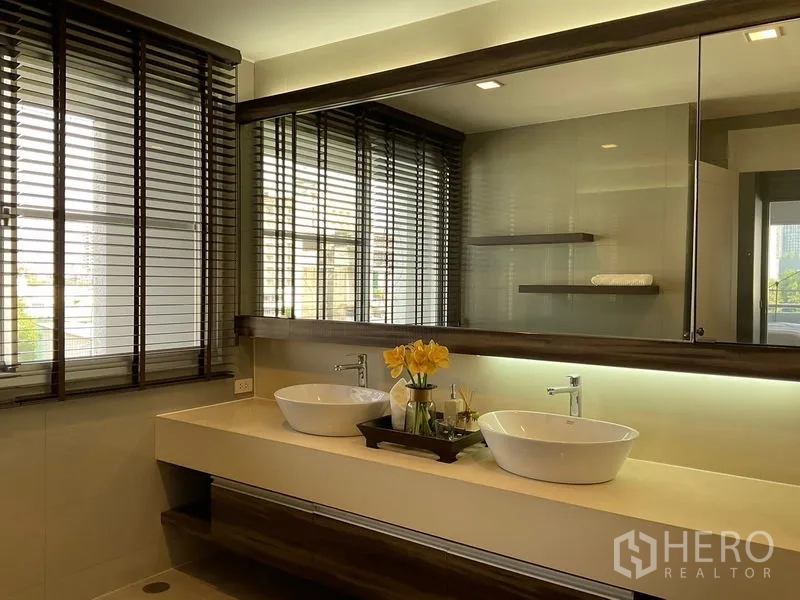 房间 出租在Sathon, Bangkok - 双台盆梳洗台，大镜面与置物架。