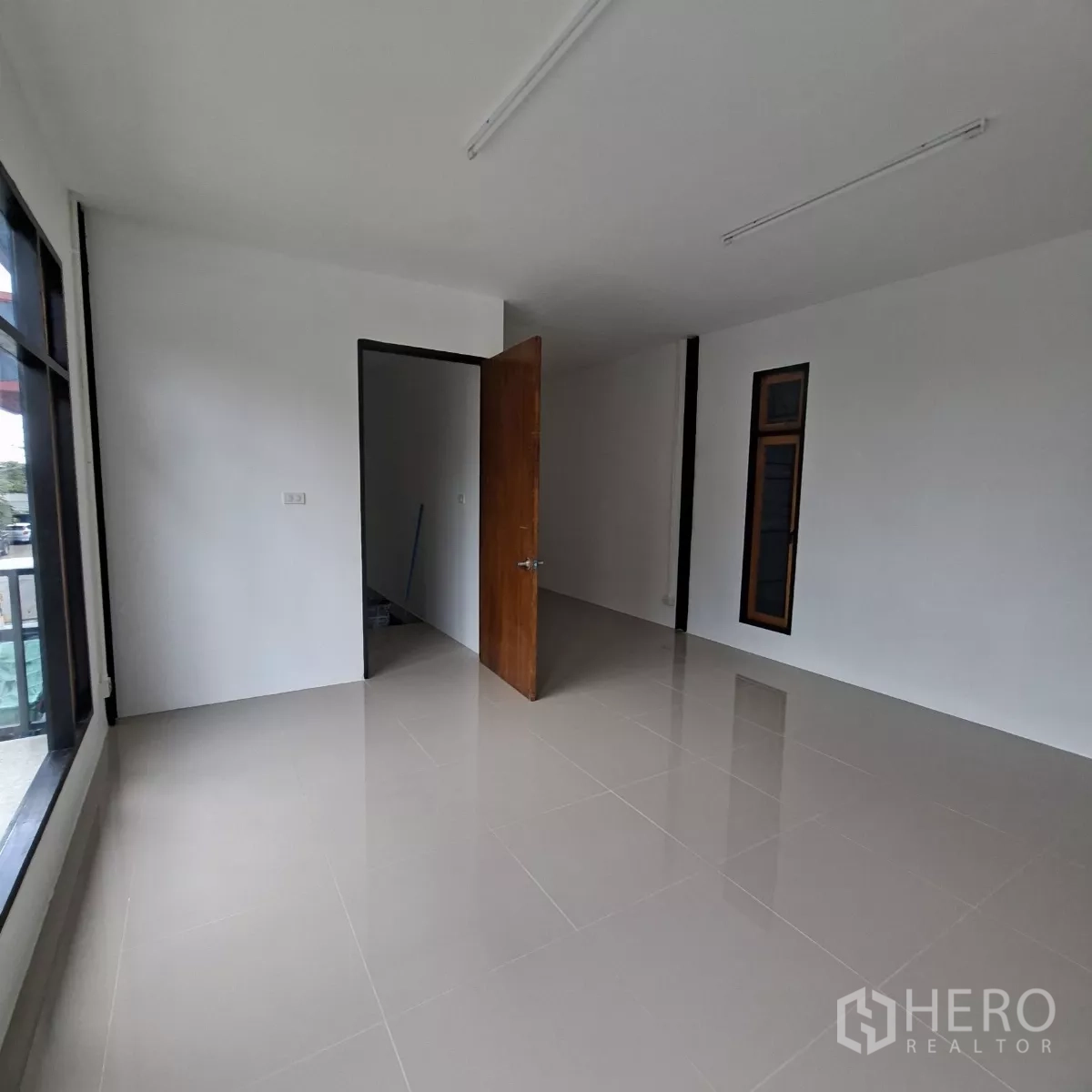 Warehouse for rent in Lam Luk Ka, Pathum Thani - Second-floor office room with large windows and balcony access, suitable for management workspace.