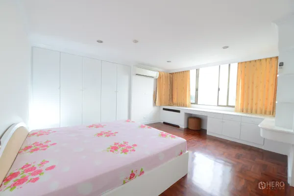 公寓 出租或出售在Watthana, Bangkok - 明亮卧室，整墙衣柜，大窗户、书桌与空调