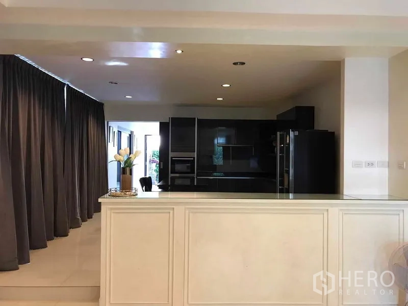 บ้าน ขายในWang Thonglang, Bangkok - มุมทานอาหารพร้อมเคาน์เตอร์ เชื่อมครัวสีดำ