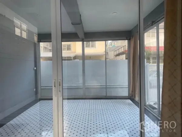 独立式住宅 出租在Huai Khwang, Bangkok - 采光充足的玻璃房，白色花纹地砖