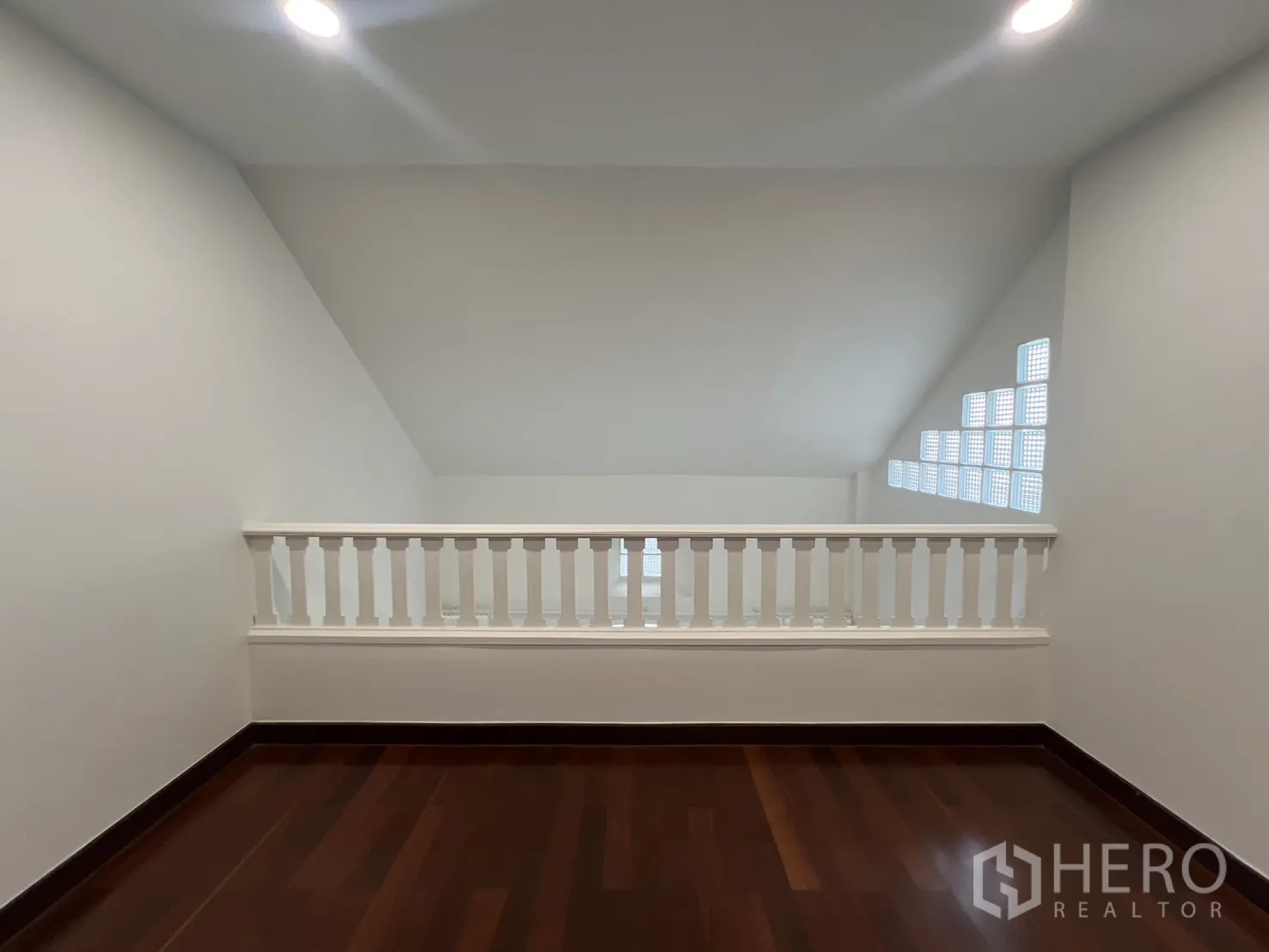 Detached House for rent in Saphan Sung, Bangkok - Mezzanine area overlooking the living room through white railing.