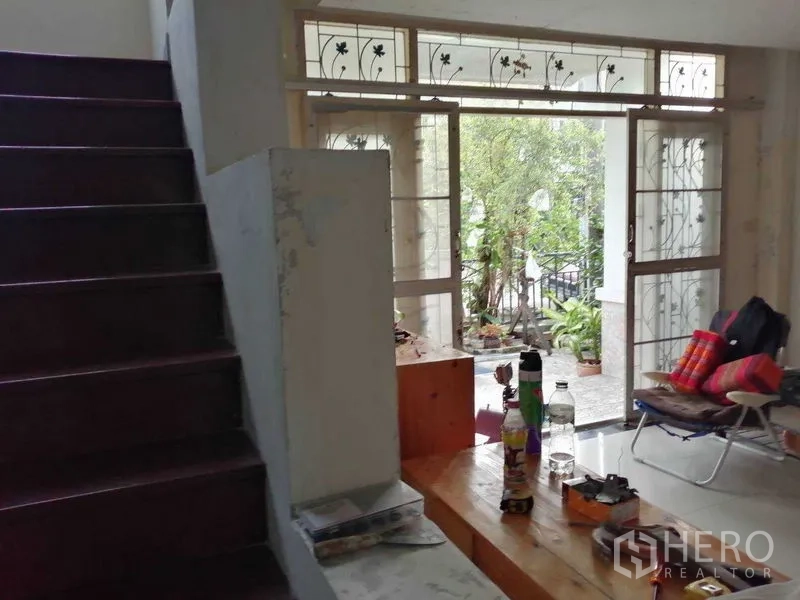 บ้าน ขายในPrawet, Bangkok - บันไดสู่ประตูบานกระจกพร้อมเหล็กดัดลายดอกไม้ เปิดออกสู่เฉลียง