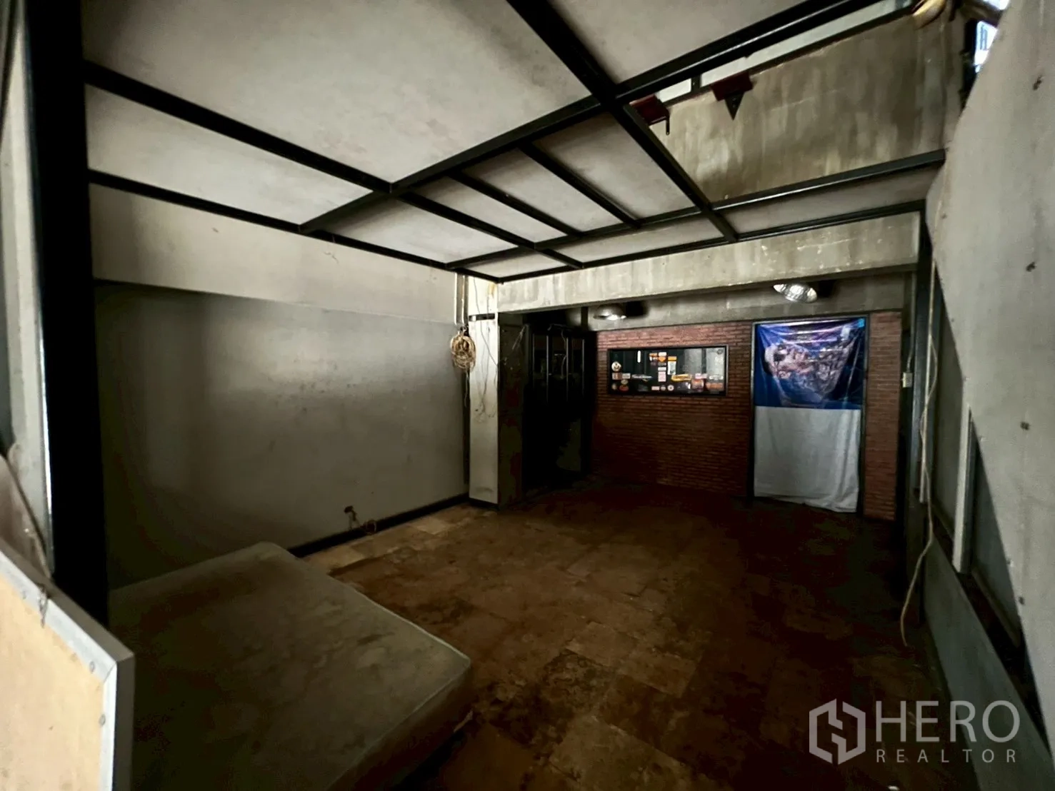 店屋 出租在Phra Khanong, Bangkok - 夹层封闭房，钢架天花与红砖点缀墙面。