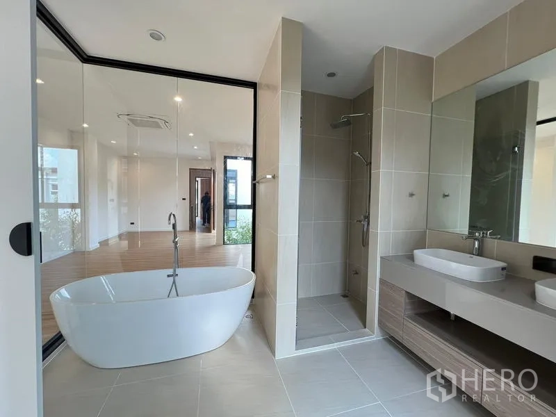 สำนักงานที่บ้าน ขายในPhra Khanong, Bangkok - ห้องน้ำมาสเตอร์มีอ่างอาบน้ำแบบลอยตัว อ่างล้างหน้าแบบคู่ และโซนอาบน้ำแยก.