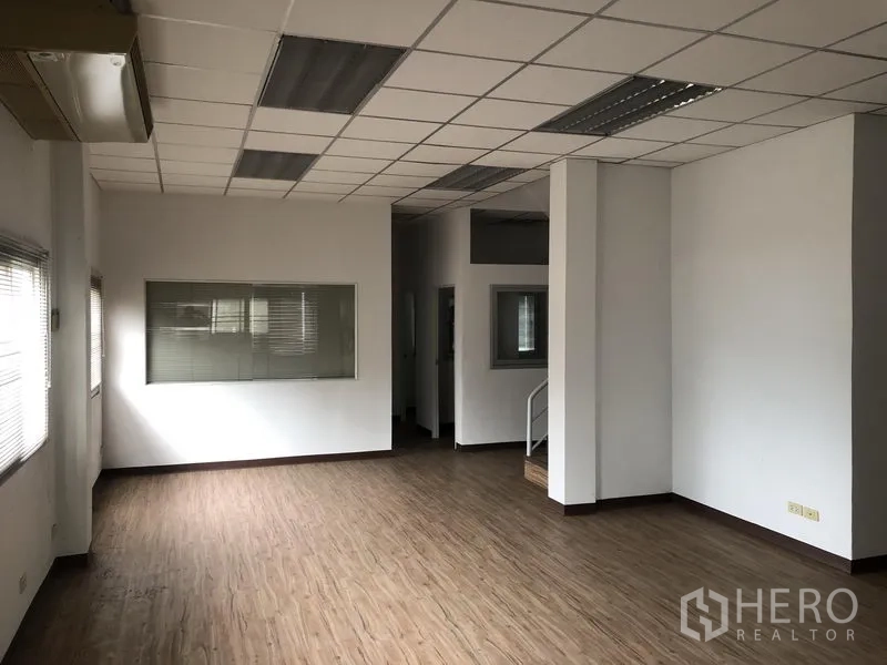 工厂 出租或出售在Bang Lamung, Chon Buri - 宽敞办公室楼层，多扇窗户、木纹地板和吊顶。