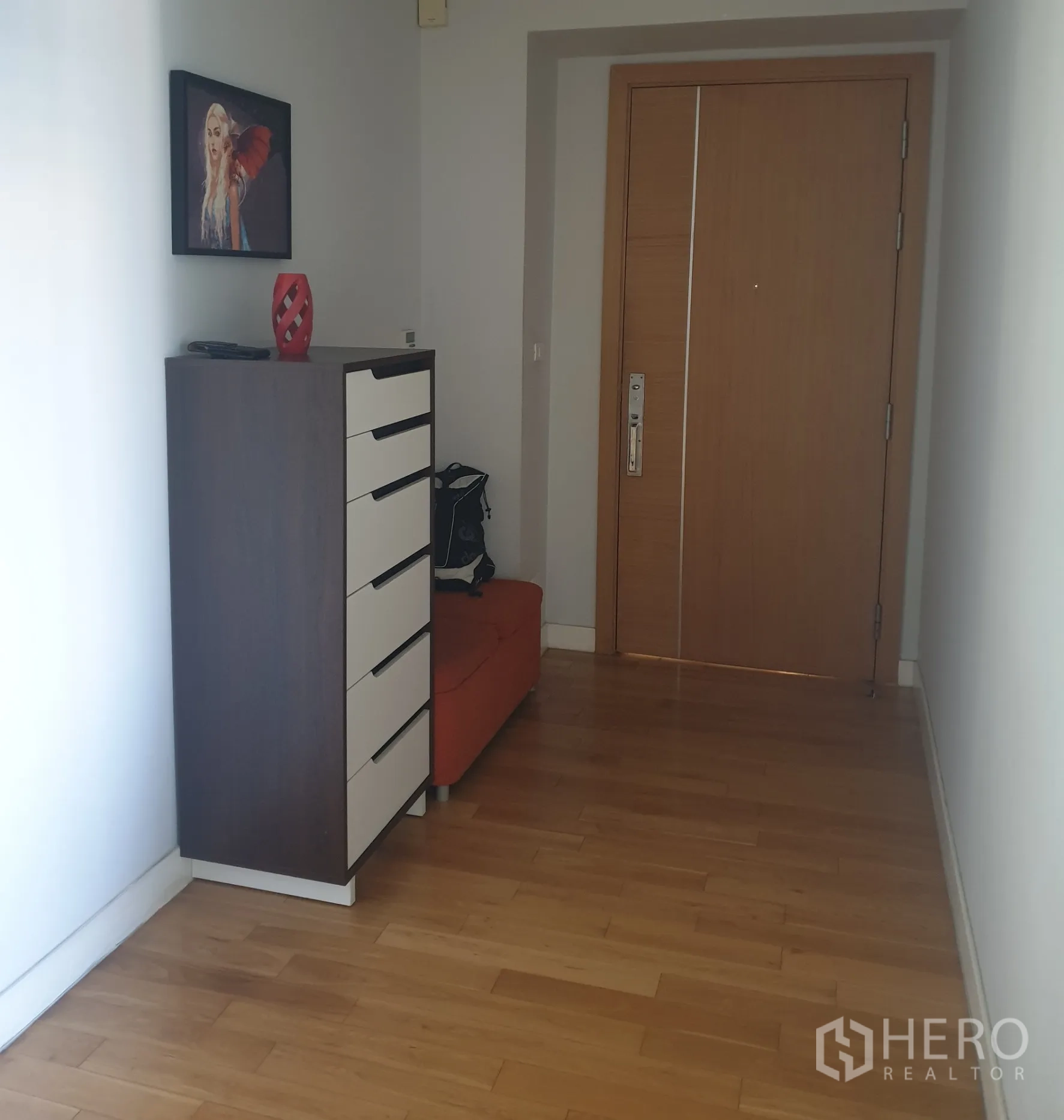 คอนโด ขายในKhlong Toei, Bangkok - โถงทางเข้า ประตูไม้ ตู้ลิ้นชัก และพื้นไม้เงางาม