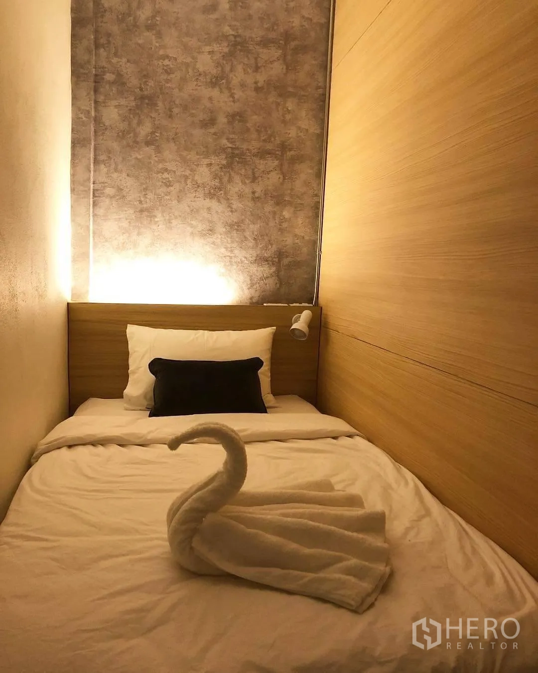 独栋房屋 for rent in Watthana, Bangkok - 小型单人卧室，木质墙面、柔和壁灯与单人床。