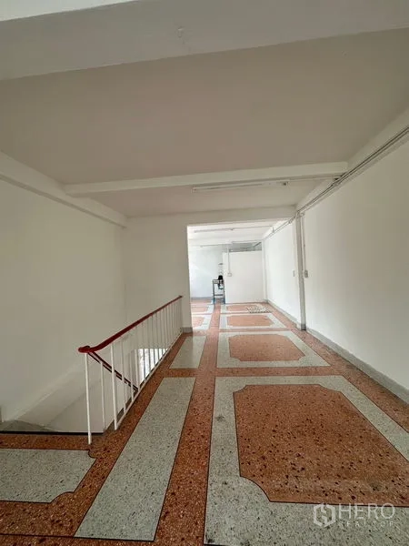 อาคารพาณิชย์ ให้เช่าในBangkok - ห้องมุมพร้อมหน้าต่างบานใหญ่ พื้นหินขัด และทางขึ้นบันได.