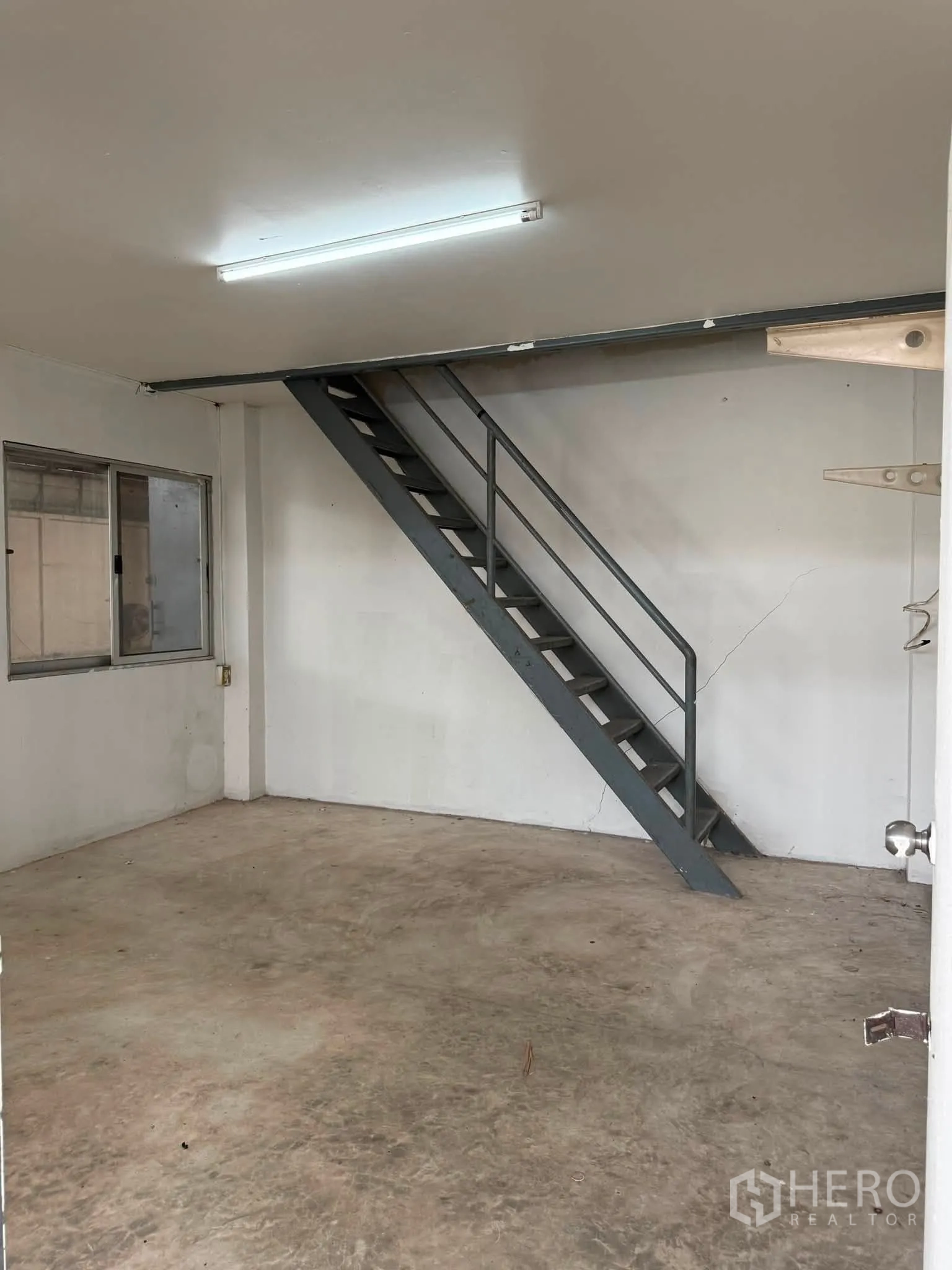 โกดัง for rent or sale in Phra Khanong, Bangkok - ห้องโล่งพื้นคอนกรีตพร้อมบันไดเหล็กขึ้นชั้นบน
