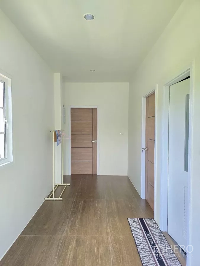 คลังสินค้า ให้เช่าหรือขายในKhlong Toei, Bangkok - โถงทางเดินชั้นบน พื้นลายไม้ ประตูหลายบาน