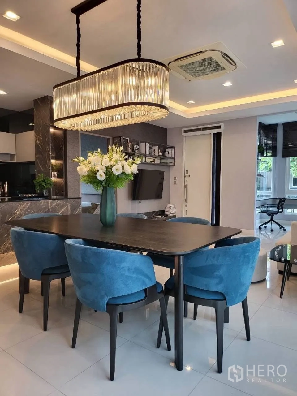 บ้านเดี่ยว for rent in Bang Phli, Samut Prakan - พื้นที่รับประทานอาหารพร้อมแชนเดอเลียร์และเก้าอี้กำมะหยี่สีน้ำเงิน