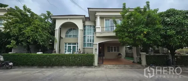 บ้าน ให้เช่าในMueang Pathum Thani, Pathum Thani - หน้าบ้านสองชั้นสไตล์คลาสสิก มีซุ้มโค้งและระเบียง