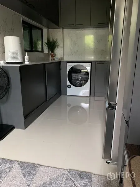 ทาวน์เฮาส์ ให้เช่าในSuan Luang, Bangkok - ครัวและพื้นที่ซักล้างสมัยใหม่ ตู้บิวท์อิน เครื่องซักผ้าฝาหน้า และตู้เย็นสแตนเลส