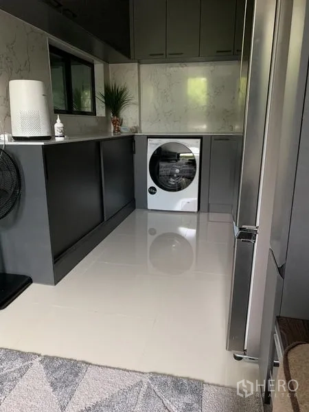 ทาวน์เฮาส์ ให้เช่าในSuan Luang, Bangkok - ครัวและพื้นที่ซักล้างสมัยใหม่ ตู้บิวท์อิน เครื่องซักผ้าฝาหน้า และตู้เย็นสแตนเลส