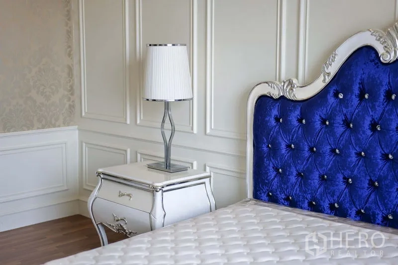 คอนโด ให้เช่าในKhlong Toei, Bangkok - รายละเอียดห้องนอนหลักกับหัวเตียงกำมะหยี่สีน้ำเงิน โต๊ะข้างเตียง และผนังเซาะร่อง