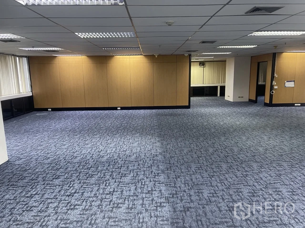 Office Space for rent in Khlong Toei, Bangkok - Large workspace featuring wood partition walls and carpet flooring.