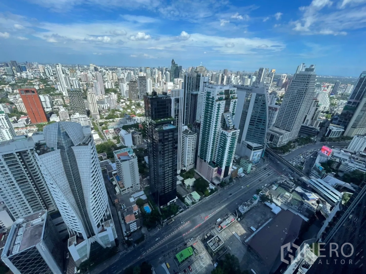 公寓 for rent in Watthana, Bangkok - 城市中高楼林立与主干道的俯瞰景观。