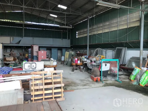货栈 出租在Bang Phli, Samut Prakan - 开放式仓库空间，挑高天花与金属围护，托盘与设备摆放在宽阔地面