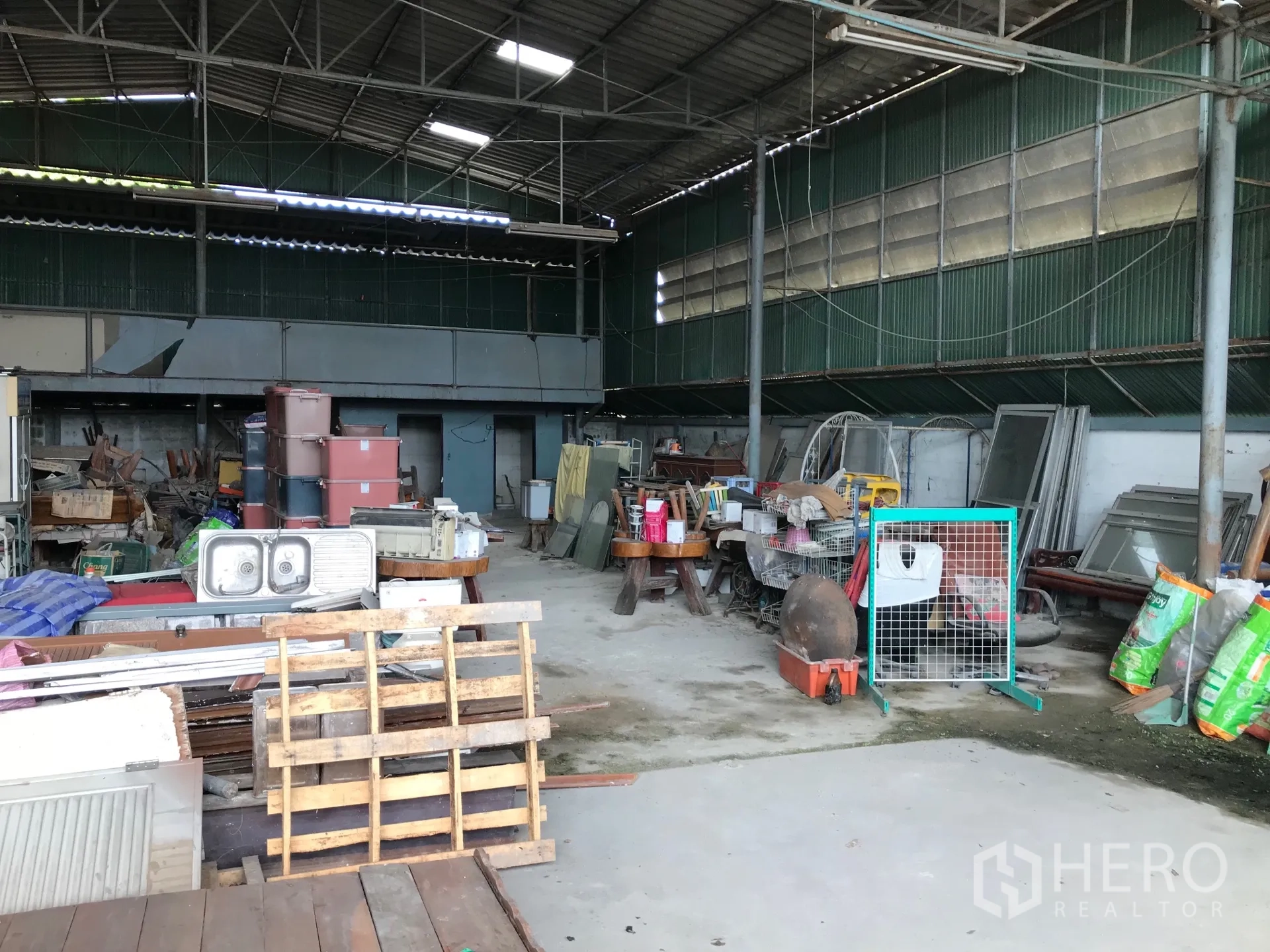 货栈 出租在Bang Phli, Samut Prakan - 开放式仓库空间，挑高天花与金属围护，托盘与设备摆放在宽阔地面