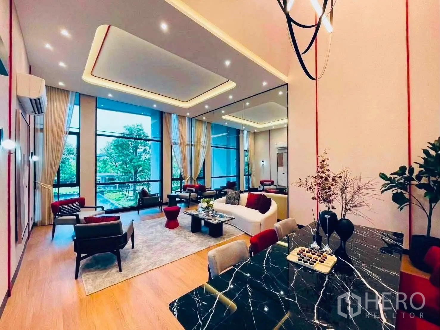 ทาวน์เฮาส์ for rent in Bang Phli, Samut Prakan - เลานจ์คลับเฮาส์เพดานสูง พร้อมโซฟา มุมรับประทานอาหาร และผนังกระจกบานใหญ่
