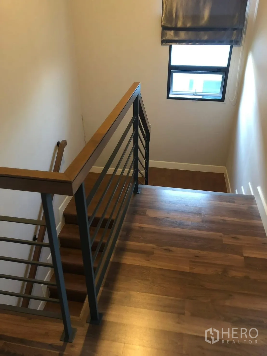 บ้านเดี่ยว for rent in Prawet, Bangkok - บันไดพื้นไม้ราวเหล็ก มีหน้าต่างและม่านม้วน