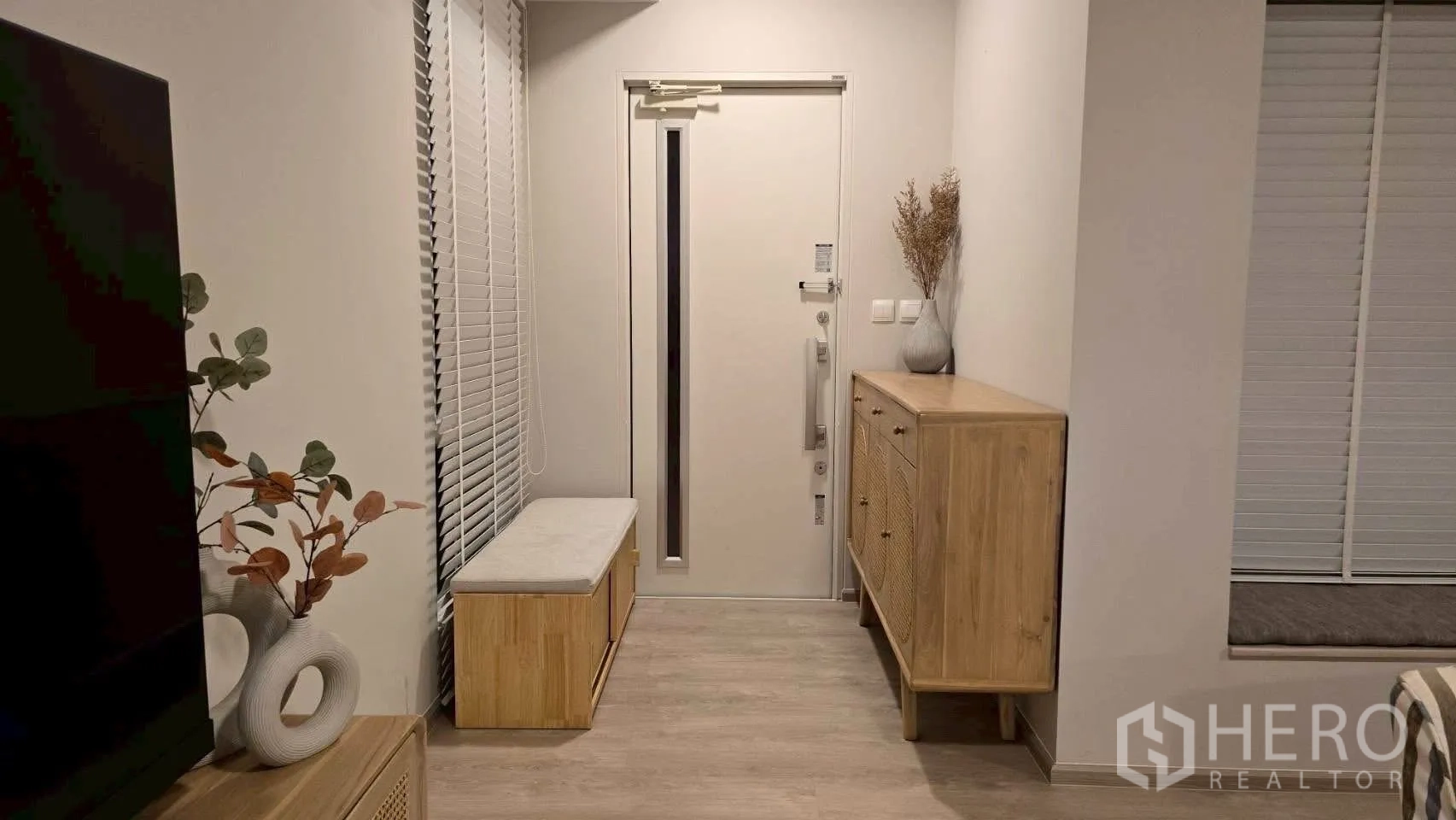 Semi-detached House for rent in Prawet, Bangkok - Entrance hall with bench seating, console cabinet and window blinds.