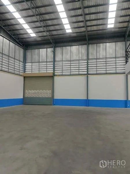 คลังสินค้า ให้เช่าในBang Phli, Samut Prakan - ภาพกว้างของหลายยูนิตโกดังพร้อมสระน้ำและต้นไม้จัดภูมิทัศน์