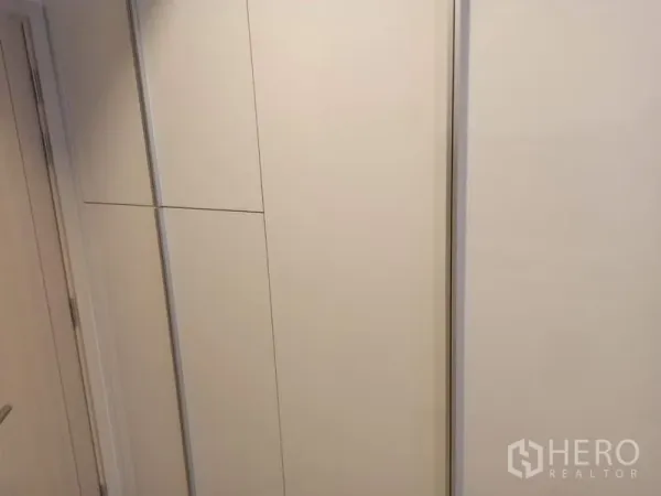 คอนโด ขายในDin Daeng, Bangkok - ตู้เสื้อผ้าบิลต์อินสีขาวดีไซน์เรียบ ให้พื้นที่จัดเก็บเพียงพอ