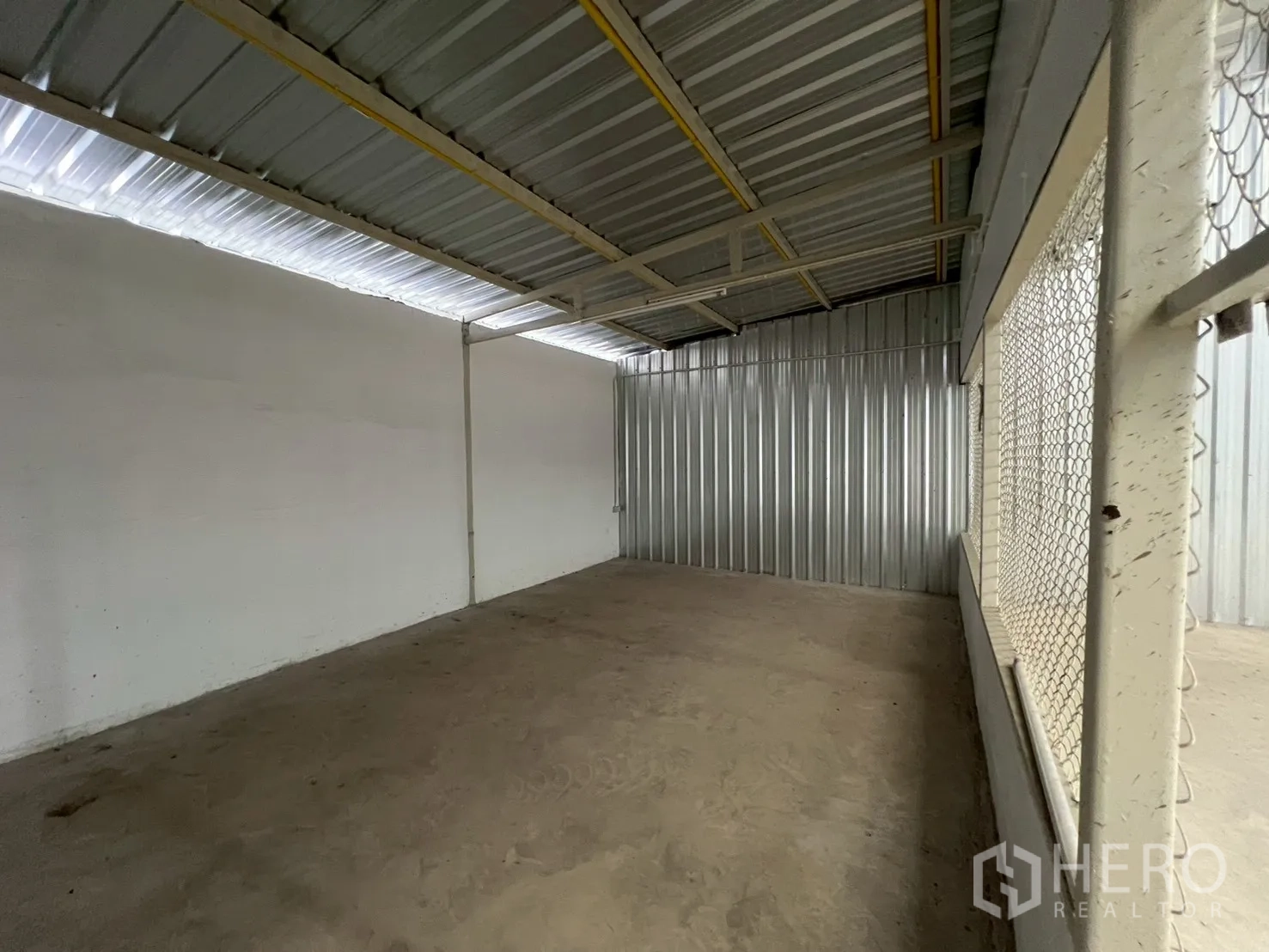 คลังสินค้า ให้เช่าในMin Buri, Bangkok - ห้องปิดล้อมพร้อมช่องตาข่ายและหลังคาโลหะ เหมาะทำออฟฟิศหรือเก็บสินค้า