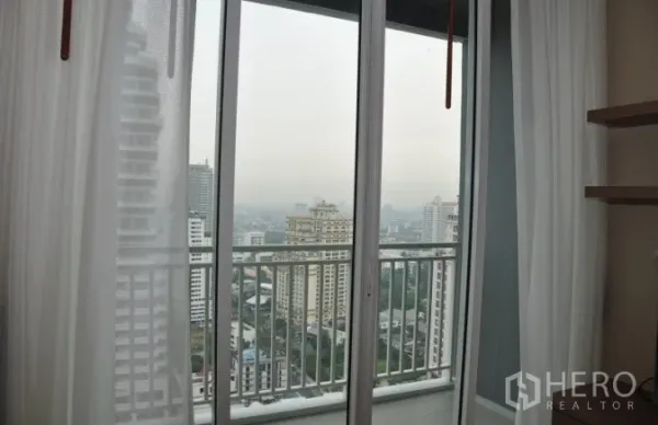 คอนโด ให้เช่าหรือขายในWatthana, Bangkok - ประตูกระจกบานเลื่อนเปิดออกสู่ระเบียงชมวิวเมือง