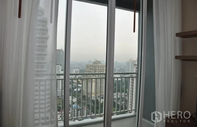 คอนโด ให้เช่าหรือขายในWatthana, Bangkok - ประตูกระจกบานเลื่อนเปิดออกสู่ระเบียงชมวิวเมือง