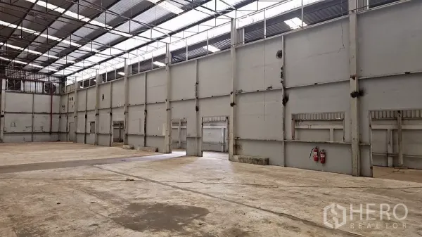 工厂 出租在Pak Kret, Nonthaburi - 大跨距库房分区，设多处装卸门，屋顶自然采光板充足。