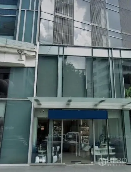 零售空间 出租在Watthana, Bangkok - 玻璃立面建筑，素坤逸街区的一层店铺入口