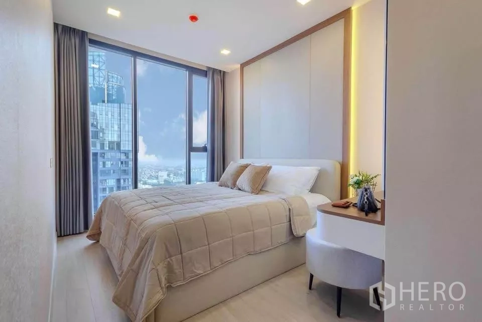 公寓 出租在Huai Khwang, Bangkok - 第二卧室，软包床头、氛围灯与城市景观。