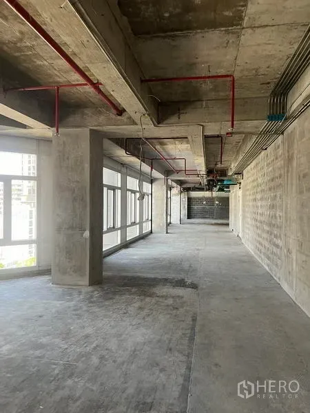 พื้นที่ขายปลีก ให้เช่าในBang Rak, Bangkok - พื้นที่ทรงลึกยาวสำหรับร้านค้า งานระบบเดินลอย และผนังกระจกต่อเนื่องตลอดแนว.
