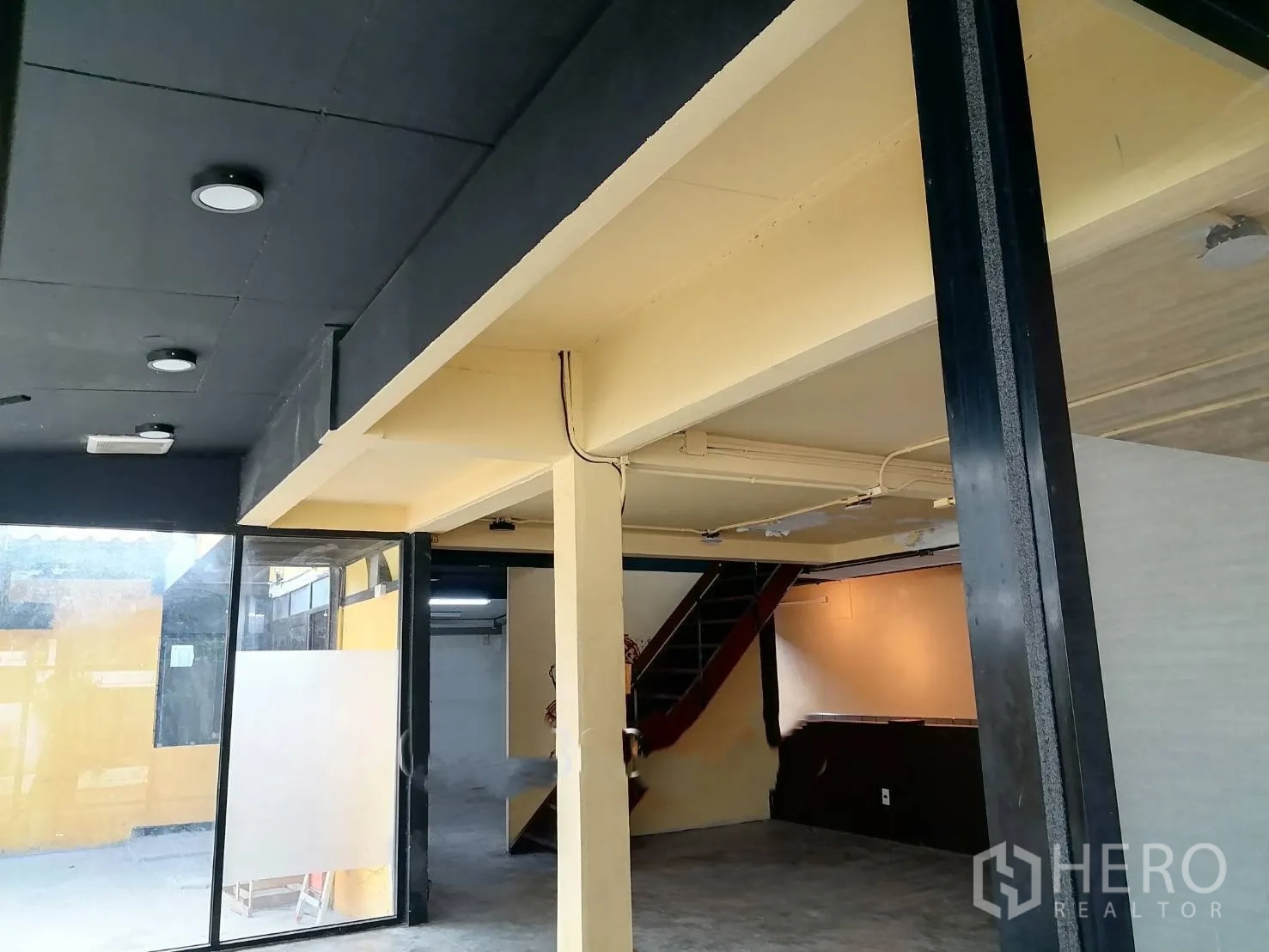 Detached House for rent in Watthana, Bangkok - Open-plan ground floor with glass entry, central column, and staircase to the upper level.