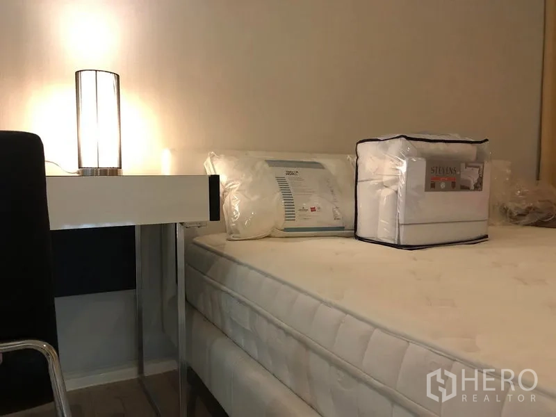 คอนโด ขายในWatthana, Bangkok - ภาพระยะใกล้ของที่นอนและโต๊ะข้างเตียงพร้อมโคมไฟโมเดิร์น