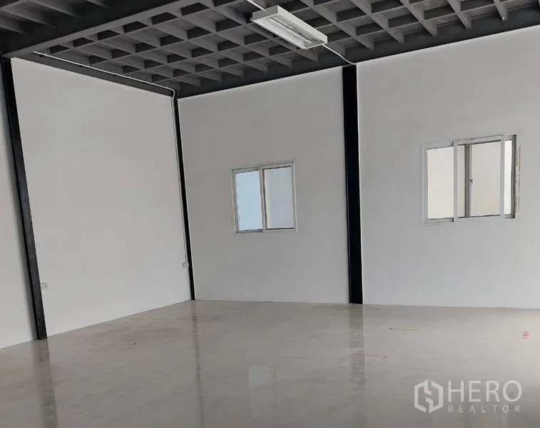 工厂 出租在Lat Lum Kaeo, Pathum Thani - 室内白色办公室，瓷砖地面与推拉窗。