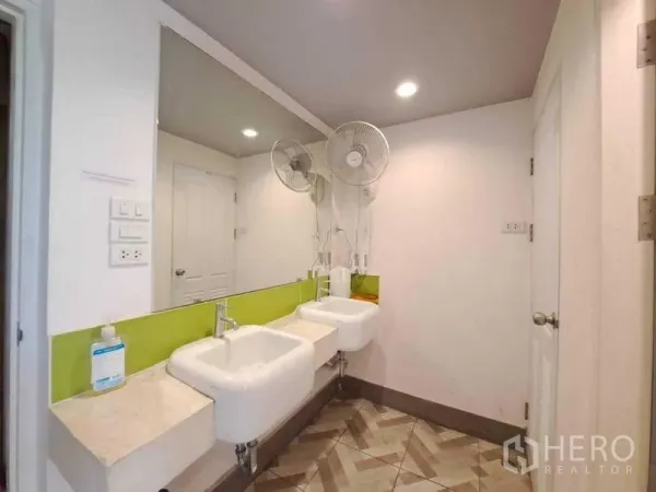 零售空间 出租在Khlong Toei, Bangkok - 整洁卫生间，双洗手池与大镜子、筒灯