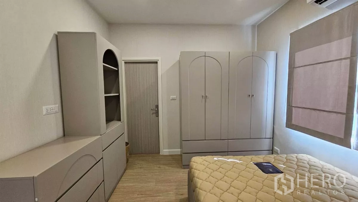 Detached House for rent in Bang Phli, Samut Prakan - Guest bedroom with grey built-in wardrobes and wood flooring.