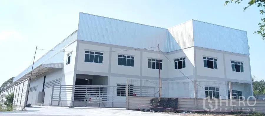 货栈 出租或出售在Lam Luk Ka, Pathum Thani - 现代两层仓库，带大门和停车场，位于廊路卡。