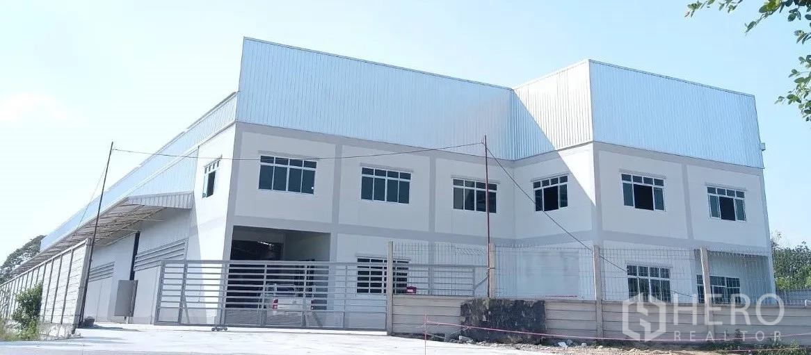 货栈 出租或出售在Lam Luk Ka, Pathum Thani - 现代两层仓库，带大门和停车场，位于廊路卡。