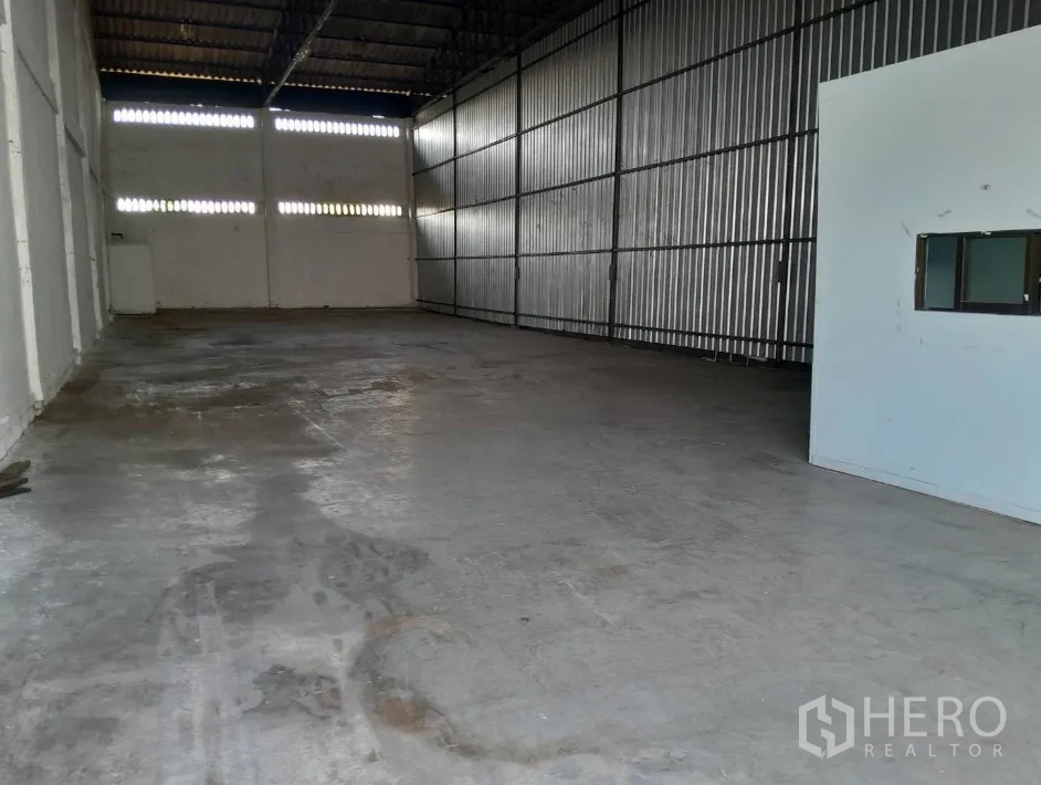 คลังสินค้า ให้เช่าในBang Phli, Samut Prakan - มุมมองภายในโกดัง โครงผนังเมทัลชีทและช่องหน้าต่างห้องออฟฟิศ