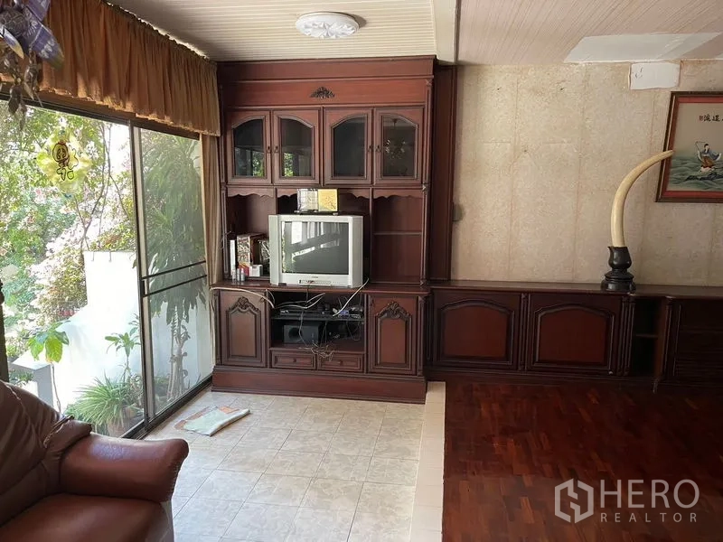 สำนักงานที่บ้าน ให้เช่าในWatthana, Bangkok - ตู้ทีวีบิลท์อินข้างกระจกระเบียงและผ้าม่าน ในมุมนั่งเล่น