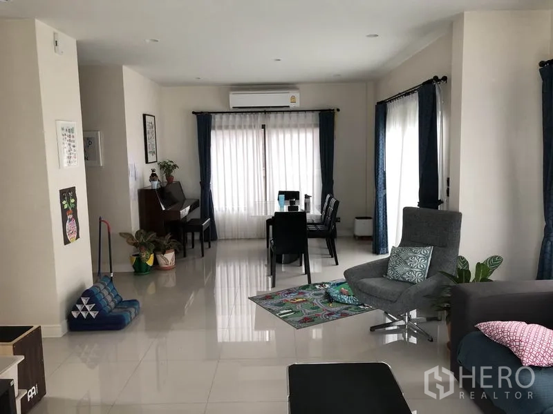 บ้าน ให้เช่าในBang Kapi, Bangkok - โถงนั่งเล่นและรับประทานอาหารแบบโอเพ่นสเปซ พื้นเงางาม