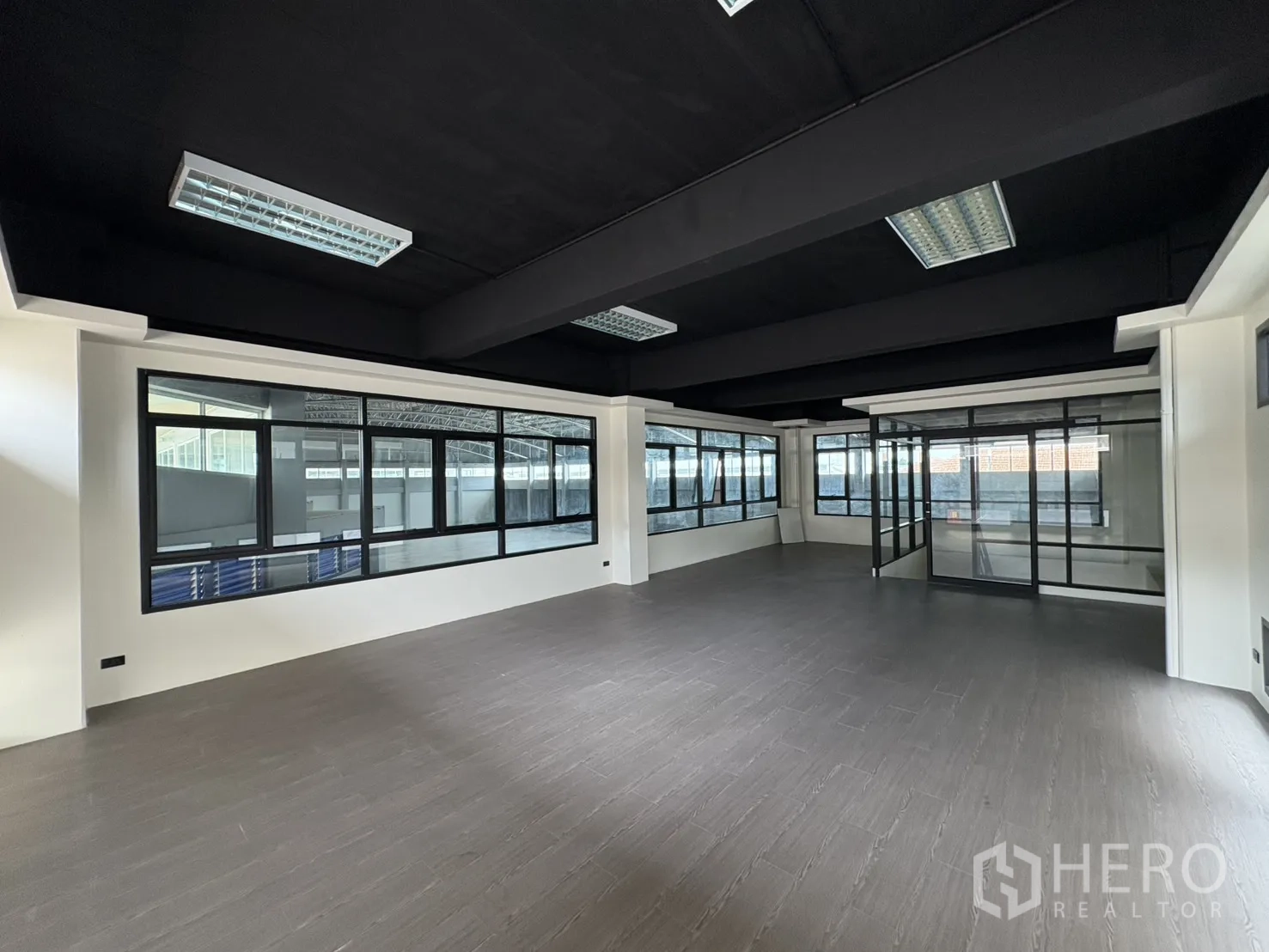 คลังสินค้า ให้เช่าในMueang Samut Prakan, Samut Prakan - สำนักงานชั้นสองแบบโอเพ่นสเปซ ผนังกระจกมองเห็นพื้นที่คลัง